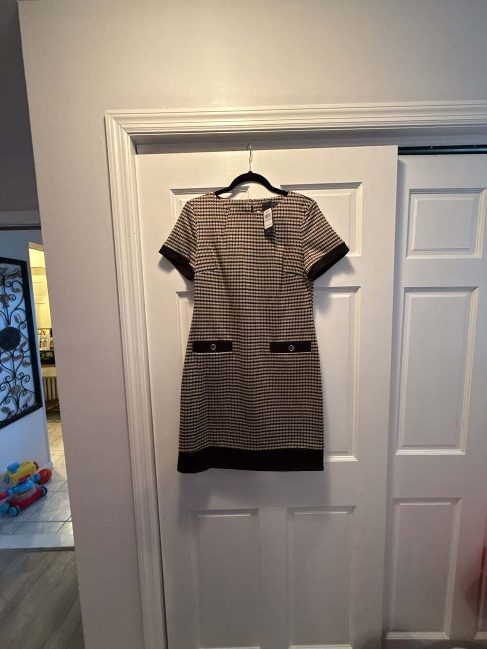 Tommy Hilfiger Women's Short Sleeve Scuba Crepe Trim Shift Dress, Brown Multi :